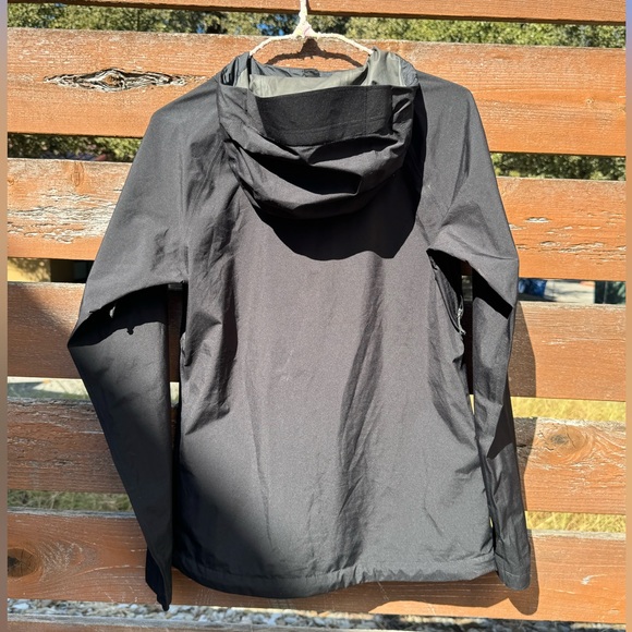 The North Face Dryzzle Jacket in Black XS - Picture 2 of 14